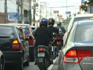 Projeto proíbe trânsito de motos nos corredores entre faixas