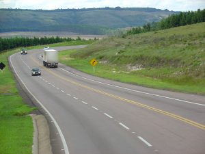 Projeto flexibiliza obrigação de uso de farol nos trechos urbanos de rodovias