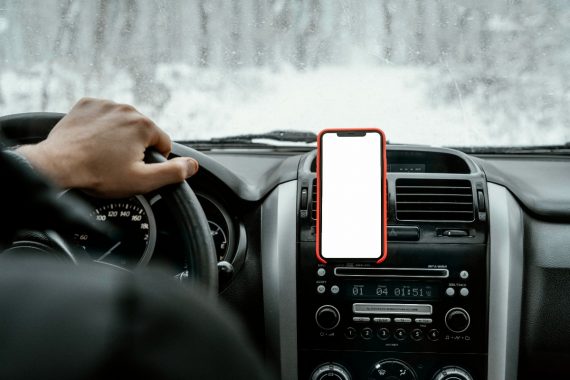 Veja o que diz a lei sobre usar celular no suporte do carro