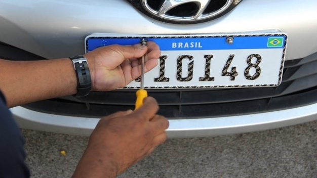 PL pretende trazer novamente a informação do município e estado para placas de veículos