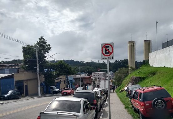 Placa de proibido estacionar: significa que não é permitido estacionar antes ou depois dela?