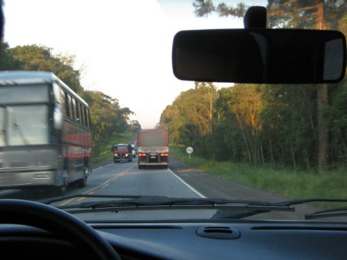 Lei do farol baixo em rodovias vai mudar. Veja como ficará!